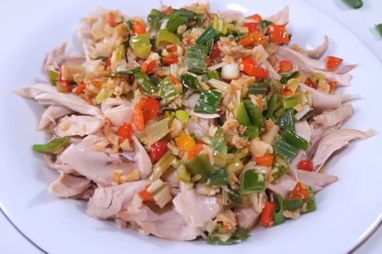 Ayam kukus suwir yang lebih sehat untuk menu masakan harian (Tangkapan layar Youtube Dapur Cantik Channel)