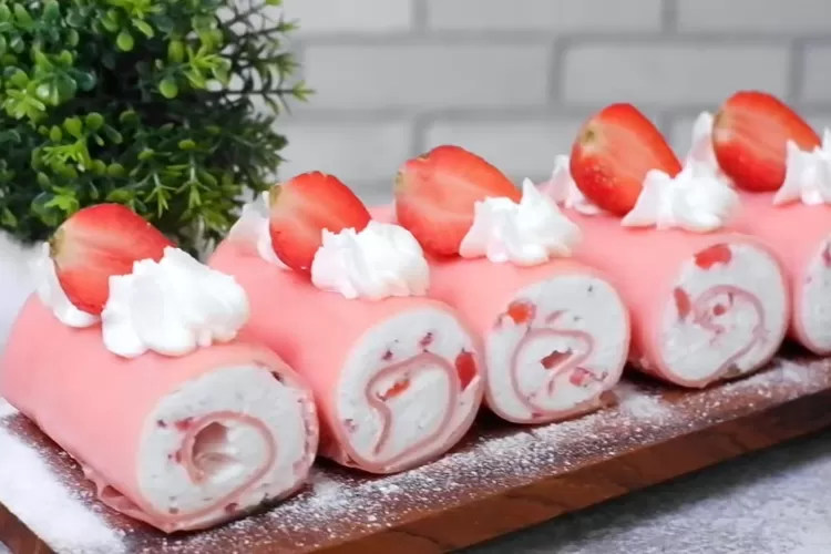 Ide jualan kekinian dari strawberry roll cake yang creamy dan segar (Tangkapan layar Youtube Wais Alqorni)