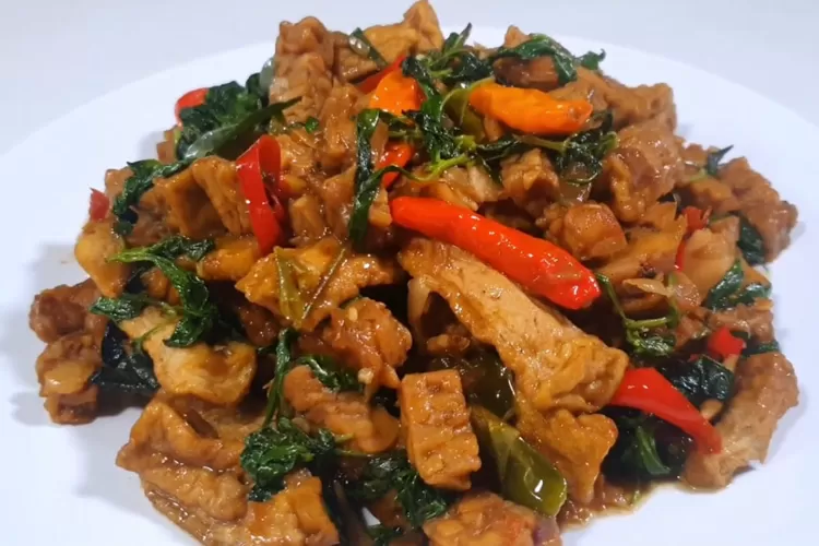Orek tahu tempe kemangi yang rasanya enak dengan aroma wangi yang menggugah (Tangkapan layar Youtube Dapur Cantik Channel)