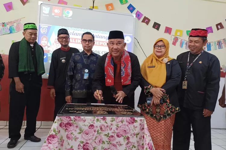 Walikota Depok, Mohamad Idris saat menandatangani prasasti peresmian Ruang Kelas Baru (RKB) SDN Pondok Cina 5 di Kelurahan Pondok Cina, Kecamatan Beji, Kota Depok. (MONICA REISTIE/RADAR DEPOK)
