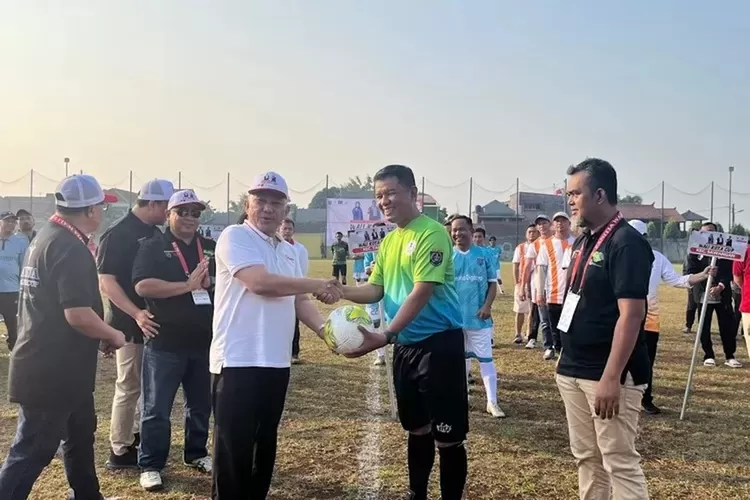 Walikota Depok, Mohammad Idris saat memberikan bola kepada wasit sebagai simbolis pembukaan Walikota Cup Cabang Olahraga Sepakbola di Stadion Mini Sukatani, Kecamatan Tapos. (ANDIKA EKA/RADAR DEPOK)