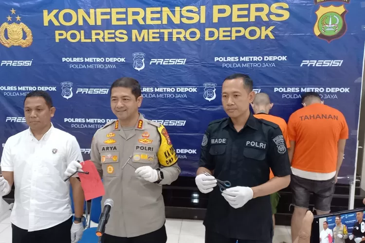 Kapolres Metro Depok, Kombes Arya Perdana (Tengah) diampingi oleh Kasat Reskrim Polsek, Kompol Suardi Juamaing (Kiri) saat konferensi pers, di Mapolres Metro Depok. (ISTIMEWA)