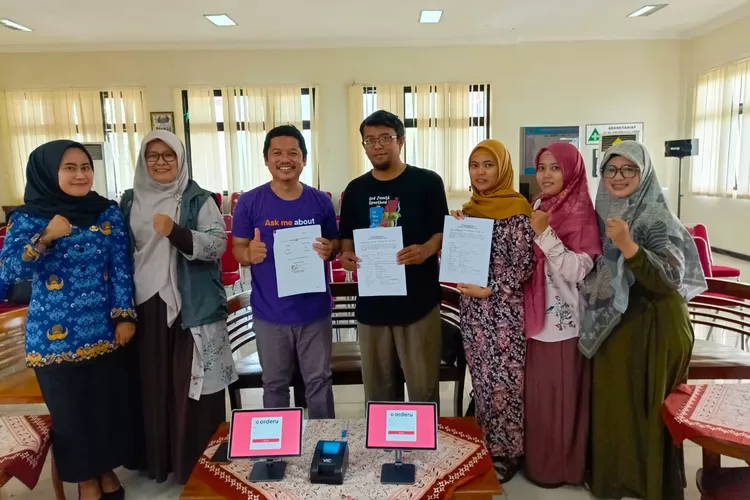 Sobat Borong x WUB 2024 melakukan foto bersama usai perluncuran kolaborasi di Kantor Kecamatan Cipayung.  (DOKUMEN PRIBADI)