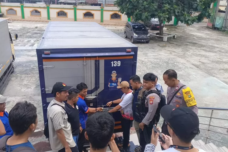 PERSIAPAN : Logistik yang diterima Panitia Pemilihan Kecamatan (PPK) Bojongsari, untuk Pemilihan Serentak Tahun 2024 di Kota Depok. Logistik diterima di Gudang PPK yang terletak di Sekolah Amec, Kelurahan Pondok Petir, Kecamatan Bojongsari, Jumat (22/11). (ALDY RAMA/RADAR DEPOK)