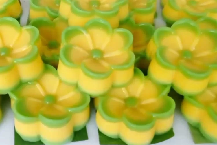 Tampilan cantik dari talam jagung lapis pandan untuk snack box (Tangkapan layar Youtube Rhe&rsquo;s Kitchen)