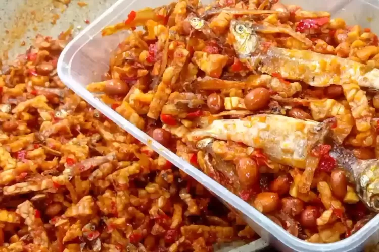 Tempe teri balado kering yang renyah dan nagih (Tangkapan layar Youtube mbok midut)