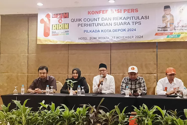 Calon Walikota dan Wakil Walikota Depok Nomor Urut 1, Imam Budi Hartono dan Ririn Farabi Arafiq, saat menggelar jumpa pers hasil Pilkada Depok, Rabu (27/11) malam.  (JUNIOR/RADAR DEPOK)