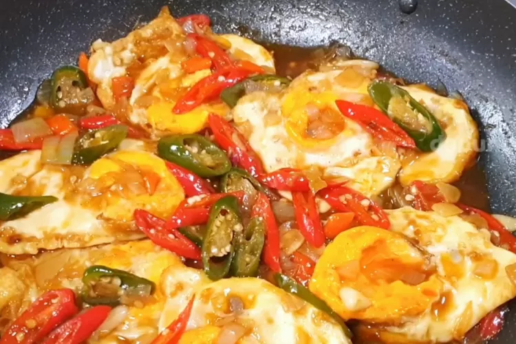 Menu akhir bulan yang enak, telur ceplok spesial (Tangkapan layar Youtube Dapur Cantik Channel)