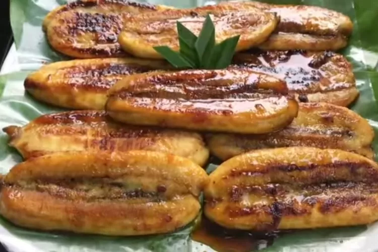 Enaknya pisang bakar saus karamel dimakan hangat-hangat (Tangkapan layar Youtube HOBI MASAK)