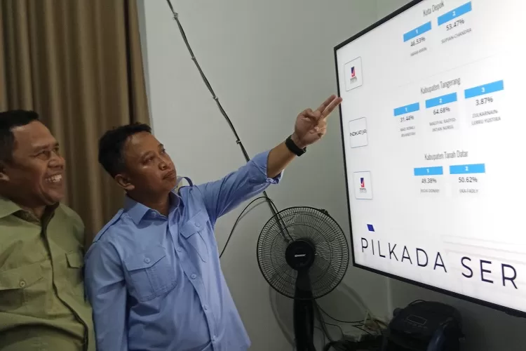 Calon Walikota Depok nomor urut 2, Supian Suri tampak bergembira menyaksikan perolehan suara sementara Pilkada Depok 2024 yang dilakukan Voxpol Center dari kediamannya, Kelurahan Jatimulya, Kecamatan Cilodong. (GERARD SOEHARLY/RADAR DEPOK)