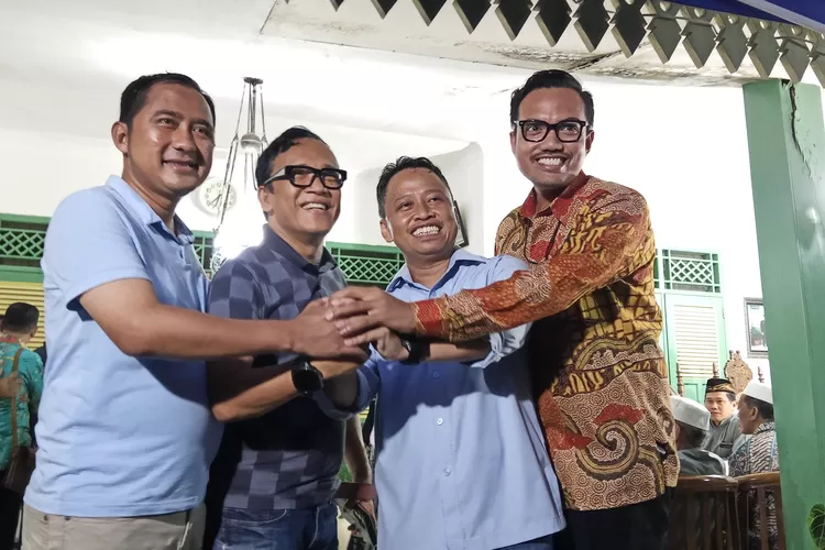 Calon Walikota dan Wakil Walikota Depok nomor urut 2, Supian Suri dan Chandra Rahmansyah (Supian-Chandra) serta Wamenaker, Immanuel Ebenezer saat menunjukan kekompakannya. (GERARD SOEHARLY/RADAR DEPOK)