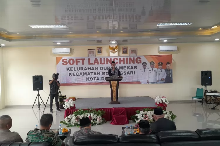 PERESMIAN : Pelaksana Tugas (Plt) Lurah Duren Mekar, Ari Andriana, saat memberikan sambutan soft launching Kantor Kelurahan Duren Mekar, Kecamatan Bojongsari,Kota Depok, Jumat (29/11). (ALDY RAMA/RADAR DEPOK)