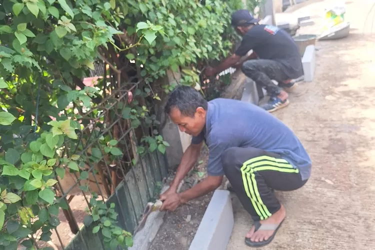 MITIGASI : Masyarakat di RW14 Kelurahan Bojongsari, Kota Depok, saat kerja  bakti mengantisipasi bencana di lingkungan. (ALDY RAMA/RADAR DEPOK)