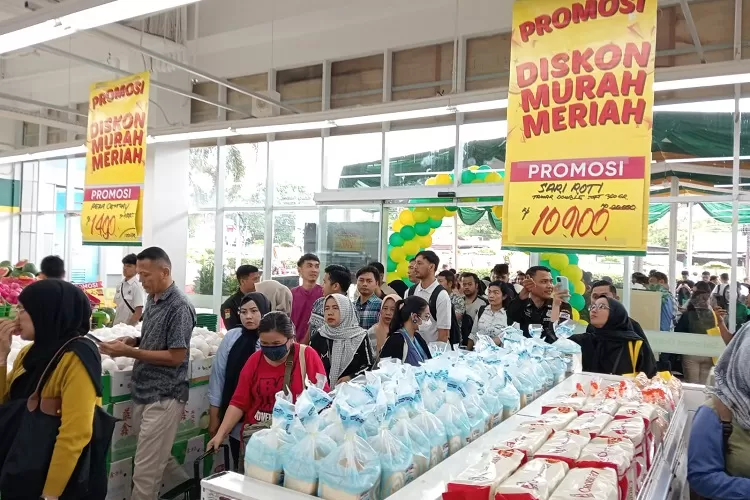Penampakan antusias masyarakat pada grand opening Mitra Diskon Swalayan di Cimanggis City Mall, Kota Depok, Rabu (4/12). (AGNESYA WIANDA/RADAR DEPOK)