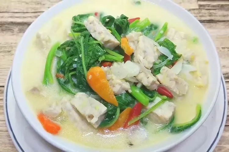 Resep sayur bayam tempe kuah santan yang gurih dan enak (Tangkapan layar Youtube Sajian Bunda)