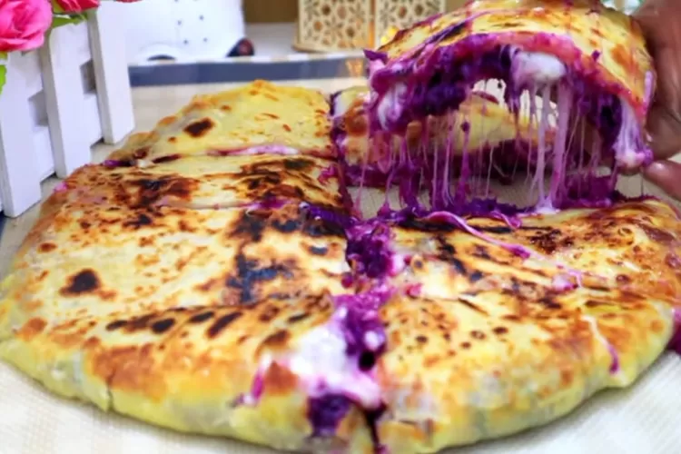 Olahan ubi ungu untuk isian sweet potato cheese bread  (Tangkapan layar Youtube Uli&rsquo;s Kitchen)