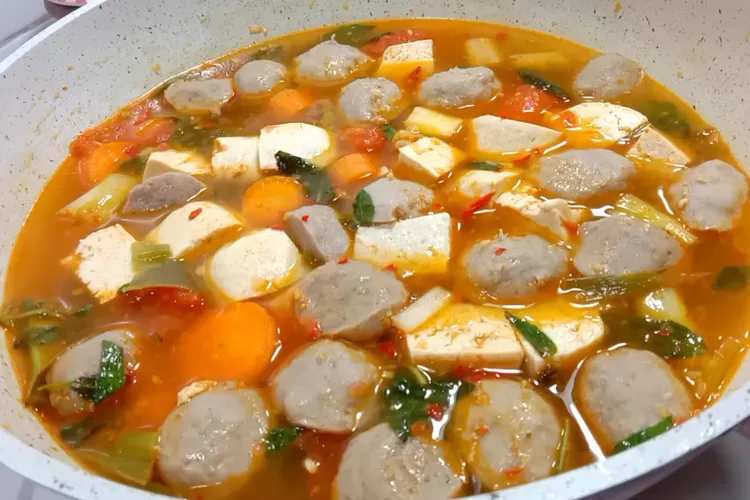 Sop tahu bakso asam pedas yang cocok jadi menu masakan harian dikala hujan (Tangkapan layar Youtube mbok midut)