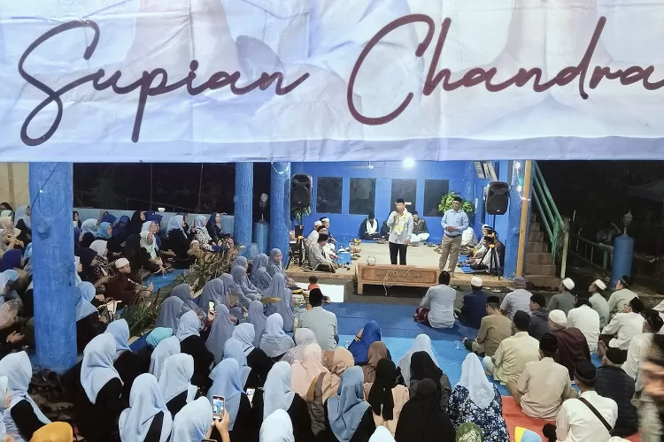 Walikota Depok terpilih periode 2025-2030, Supian Suri menyapa warga di kediaman Anggota DPRD Kota Depok dari Partai Demokrat, Iman Yuniawan di Kelurahan Pondok Jaya, Kecamatan Cipayung, Jumat (6/12). (GERARD SOEHARLY/RADAR DEPOK)