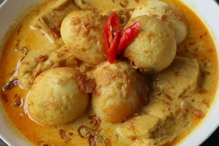 Opor tahu dan telur yang lebih ekonomis namun tetap enak (Tangkapan layar Youtube Ika Mardatillah)