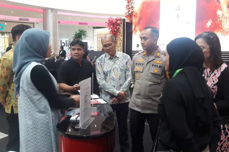 Chief Operating Officer Depok24jam, Miftahul Khoer bersama General Manager Pesona Square, Saroyo dan Kapolsek Sukmajaya, AKP Rizky Firmansyah, meninjau vendor Depok24jam Wedding Expo 2024 Vol 3. (JUNIOR/RADAR DEPOK)