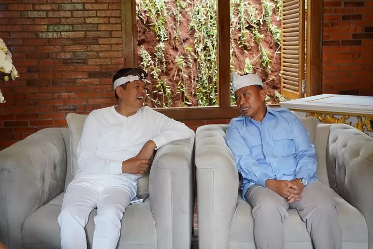 Walikota Depok terpilih, Supian Suri saat berbincang dengan Calon Gubernur Jawa Barat, Dedi Mulyadi. (ISTIMEWA)