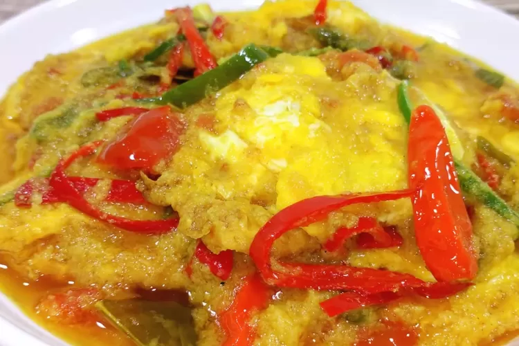 Telur ceplok bumbu kuning yang gurih, adam dan segar (Tangkapan layar Youtube Sajian Bunda)