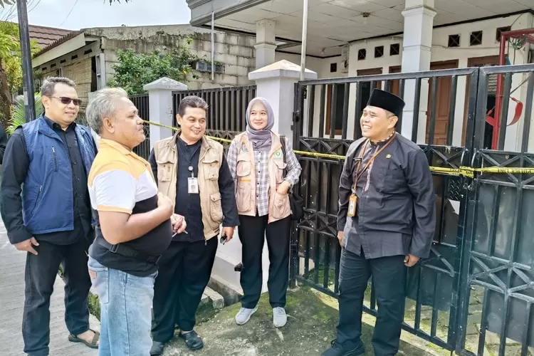 Kepala Bidang Pembinaan PAUD dan Dikmas Disdik Kota Depok, Suhyana meninjau langsung Daycare Kiddyspace, Bumi Sawangan Indah, Kelurahan Pengasinan, Kecamatan Sawangan pada Senin (2/12). (ANDIKA EKA/RADAR DEPOK)