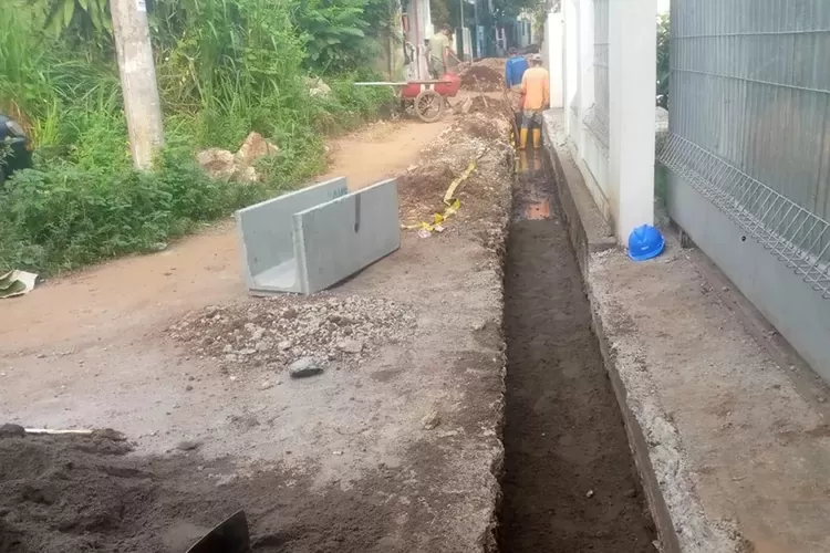 Salah satu pembangunan drainase di salah satu wilayah Kota Depok yang sedang dikerjakan oleh DPUPR Kota Depok. (ANDIKA EKA/RADAR DEPOK )