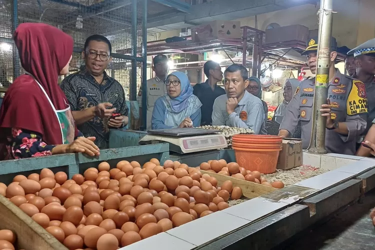 Asisten Perekonomian dan Pembangunan, Mohammad Fitriawan (tengah) melakukan sidak Pasar Cisalak untuk mengetahui kenaikan harga pasar (ANDIKA EKA/RADAR DEPOK)