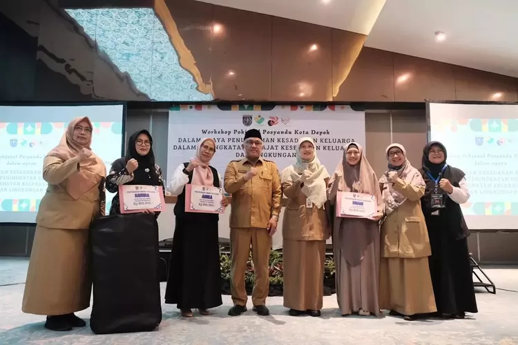 Walikota Depok, Mohammad Idris (tengah) usai memberikan menyerahkan hibah bantuan pembinaan posyandu di Hotel Santika, Senin (9/12).