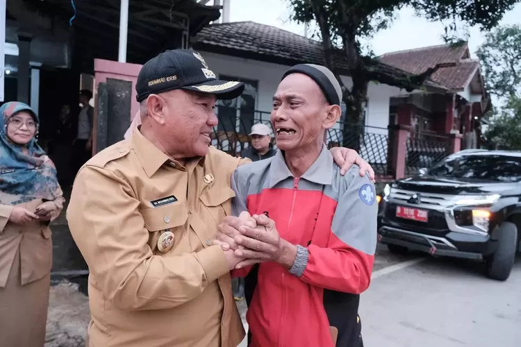 Walikota Depok, Mohammad Idris temui para pengungsi bencana alam di Desa Mekarsari, Kecamatan Nyalindung, Kabupaten Sukabumi, Senin (9/12).