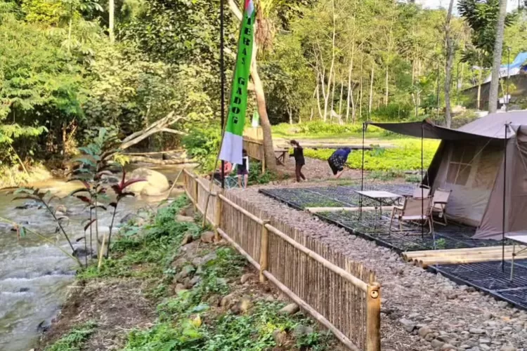 Tempat camping pinggir sungai di Teras Gadog Hidden Camp (Instagram/@tgh.camp)