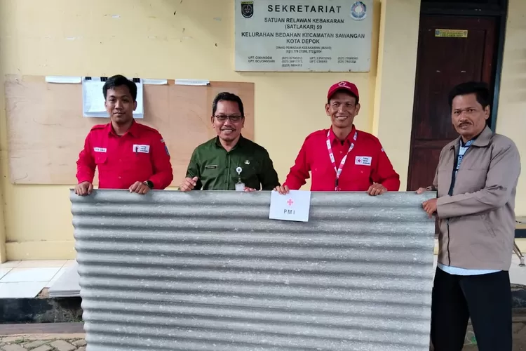 Prosesi serah terima bantuan material yang diberikan Pemkot dan PMI Kota Depok, di salah satu wilayah, pada Minggu (10/12).