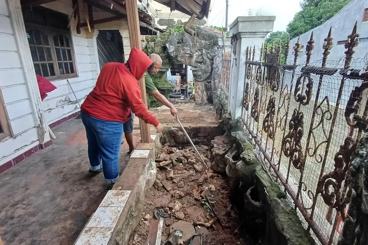 Lokasi temuan puluhan anak ular kobra yang berada rumah kosong yang berada di Jalan Kahayan Ujung III RT3/16 Kelurahan Abadijaya, Kecamatan Sukmajaya. (ANDIKA EKA/RADAR DEPOK)