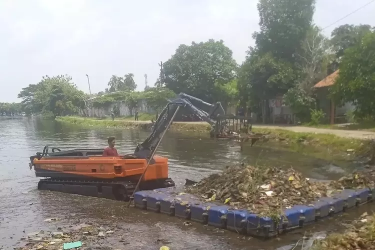 Alat berat diturunkan DPUPR Kota Depok untuk melakukan normalisasi Situ Cilodong, Kelurahan Kalibaru, Kecamatan Cilodong.