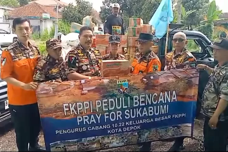 Ketua FKPPI Kota Depok, Herry Setiawan (ketiga dari kiri) didampingi jajaran saat menyerahkan donasi untuk bencana alam Sukabumi yang diserahkan melalui FKPPI Sukabumi.  (DOKUMEN FKPPI KOTA DEPOK)