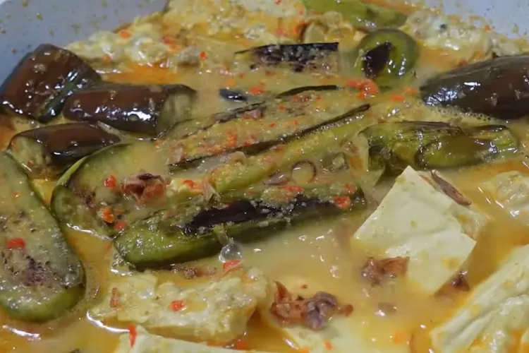 Olahan tahu tempe dengan kuah santan yang ekonomis untuk  (Tangkapan layar Youtube Dapur Lagi)