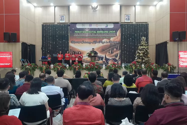 MERIAH : Perayaan Natal DPD Perbarindo DKI Jaya yang berlangsung di Auditorium Fakultas Kedokteran Universitas Kristen Indonesia (UKI), Cawang, Kramat Jati, Jakarta Timur, Jumat (13/12/2024). (ALDYRAMA/RADARDEPOK)