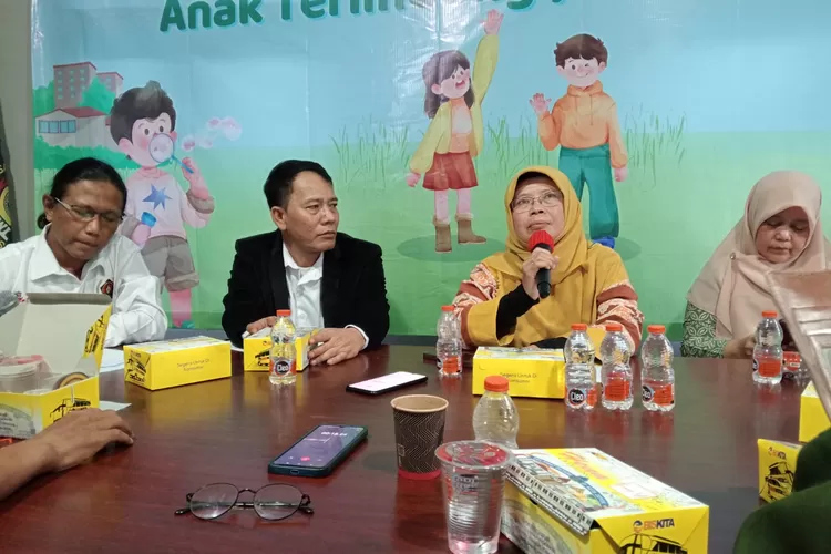 Ketua PWI Kota Depok, Rusdy Nurdiansyah bersama Kepala Dinas DP3AP2KB, Nessi Annisa Handari saat FGD Media Ramah Anak 2024, di Kantor PWI Kota Depok, Pancoran Mas, Kota Depok, Jumat (13/12). (AGNESYA WIANDA/RADAR DEPOK)