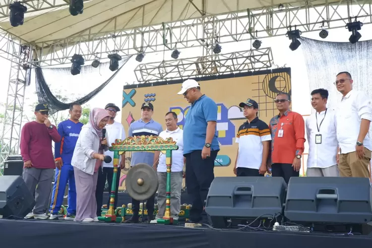 PEMBUKAAN : Penjabat (Pj) Sekretaris Daerah (Sekda) Kota Depok, Nina Suzana, saat membuka acara Beji Fest 2024, yang berlangsung di Lapangan Sepakbola Kukusan, Kecamatan Beji, Kota Depok, Jumat (13/12). (DOKUMEN PEMKOT DEPOK)