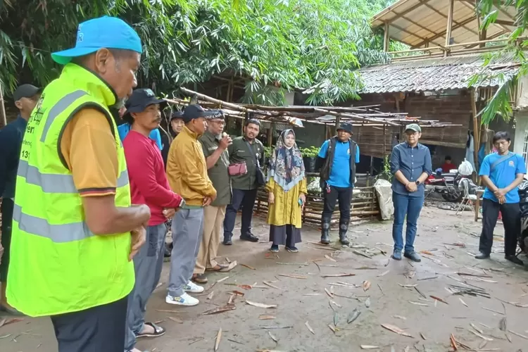 Suasana Persiapan bebersih bantaran Sungai Ciliwung oleh DLHK dan masyarakat, di RW 6 Kelurahan Ratujaya, Kecamatan Cipayung, beberapa waktu lalu. (ISTIMEWA)