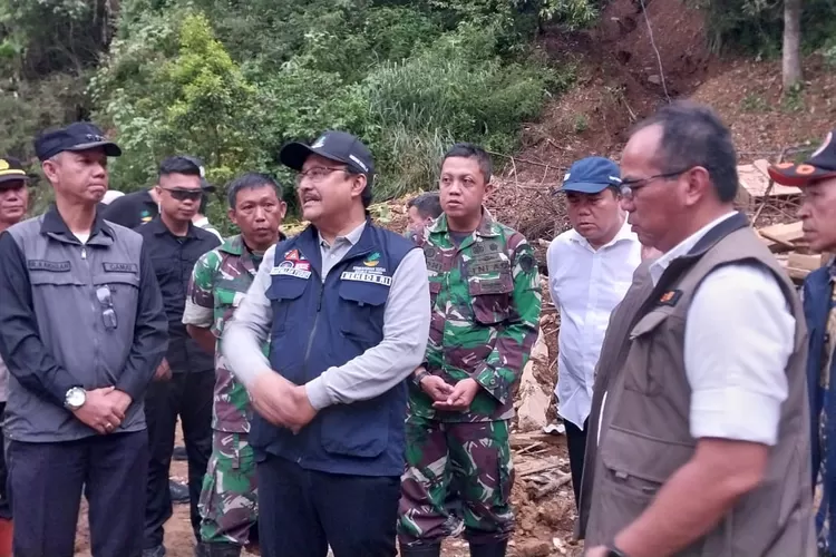 SAMPAIKAN DUKA: Menteri Sosial RI Saefullah Yusuf saat mengunjungi warga korban terdampak bencana di Kampung Cisarakan, Desa Loji, Kecamatan Simpenan, Kabupaten Sukabumi, Kamis (12/12/2024). (NANDI/ RADARSUKABUMI)