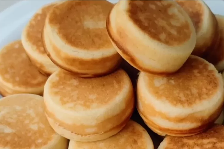 Kue kelapa kukus cemilan enak dari olahan kelapa parut (Tangkapan layar Youtube Dapur Nana&rsquo;s)