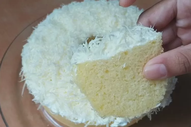 Nikmatnya bolu susu singkong dengan topping keju ini (Tangkapan layar Youtube Ibu Hendri)