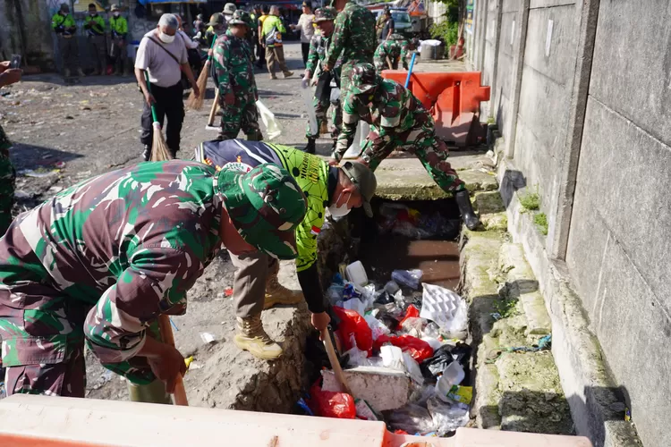 Kodim 0508 Depok saat memperingati Hari Juang Kartika TNI AD Tahun 2024 dengan Karya Bhakti di Pasar kemirimuka, Kelurahan Kemirimuka, Kecamatan Beji, Kota Depok, Jumat (13/12).  (AGNESYA WIANDA/RADAR DEPOK)