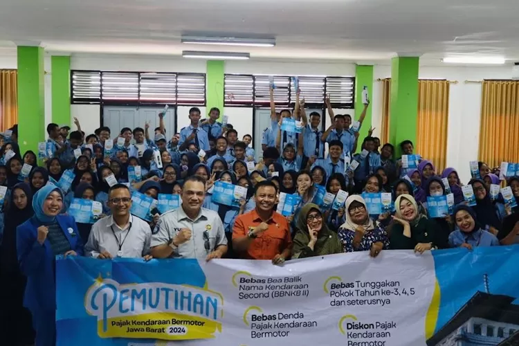 Foto bersama suai acara sosialiasi Program relaksasi pajak kendaraan bermotor Jawa Barat