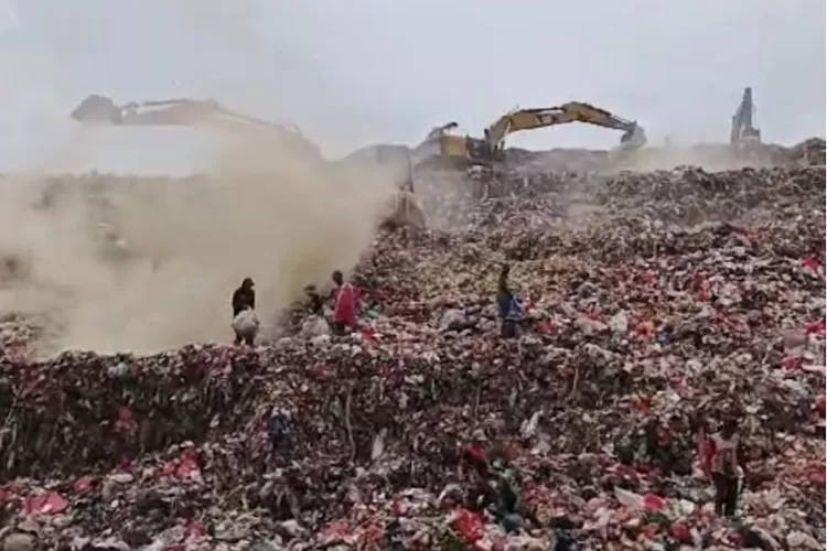 Proses penyebaran pasir zeolit pada sampah aktif di TPA Cipayung. (ANDIKA EKA/RADAR DEPOK)