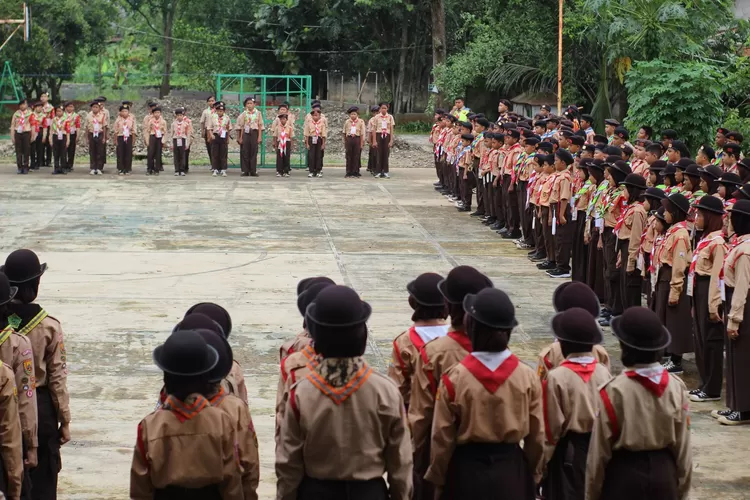 SERU : Peserta lomba pramuka tingkat penggalang (LPTP) madrasah se-Kecamatan Pancoranmas, Kota Depok, mengikuti cabang perlombaan yang berlangsung di Lapangan Baitu Macening, Tajur Halang, Kabupaten Bogor, pada 11 hingga 12 Desember 2024. (ALDY RAMA/RADAR DEPOK)