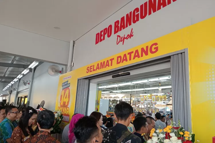 Penampakan pengunjung yang mengantre saat peresmian Depo Bangunan Depok, GDC, Kelurahan Tirtajaya, Kecamatan Sukmajaya, beberapa waktu lalu. (AGNESYA WIANDA/RADAR DEPOK)