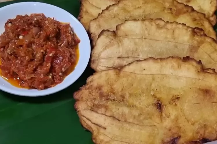 Pisang peppe cemilankhas Makassar dari olahan pisang mentah (Tangkapan layar Youtube Ceceromed Kitchen)